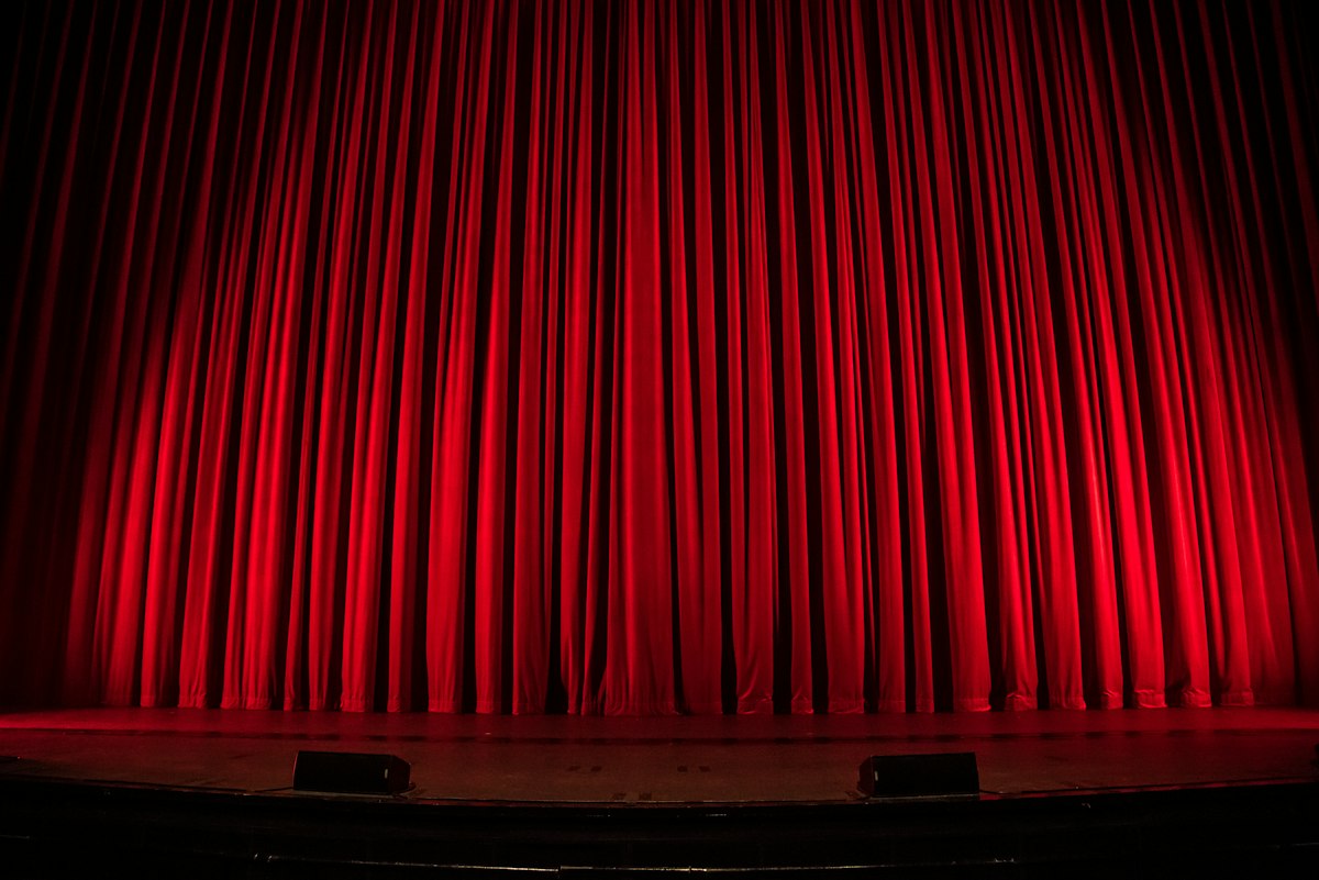 Czerwona kurtyna teatralna