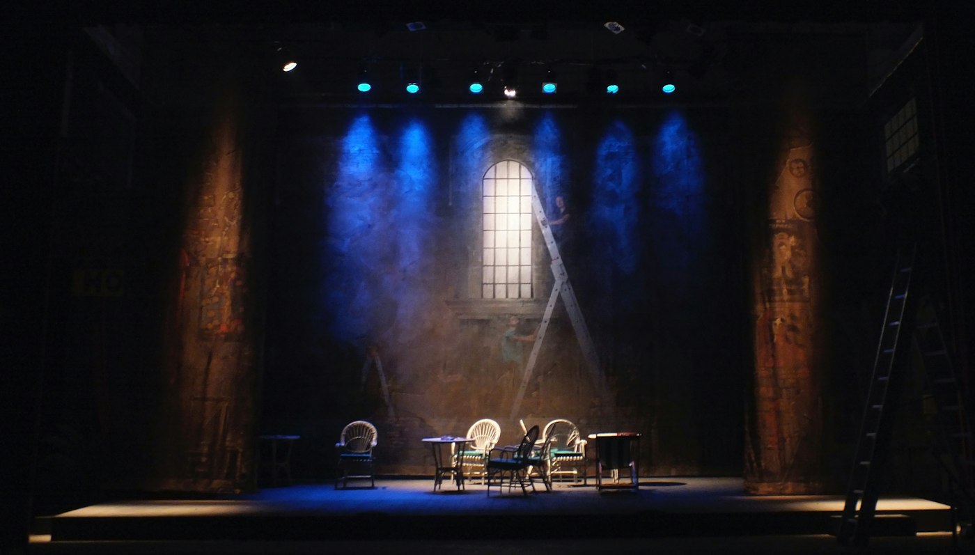 Scenografia teatralna oświetlona niebieskim światłem